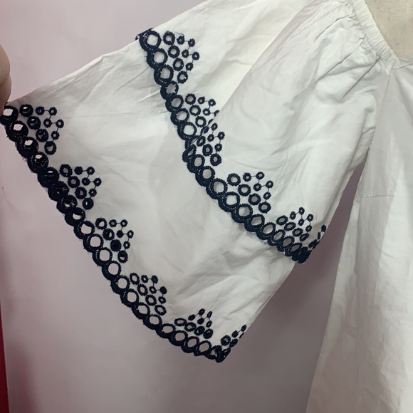 Miss Selfridge white w/navy blue embroidered top - Picture 2 of 8